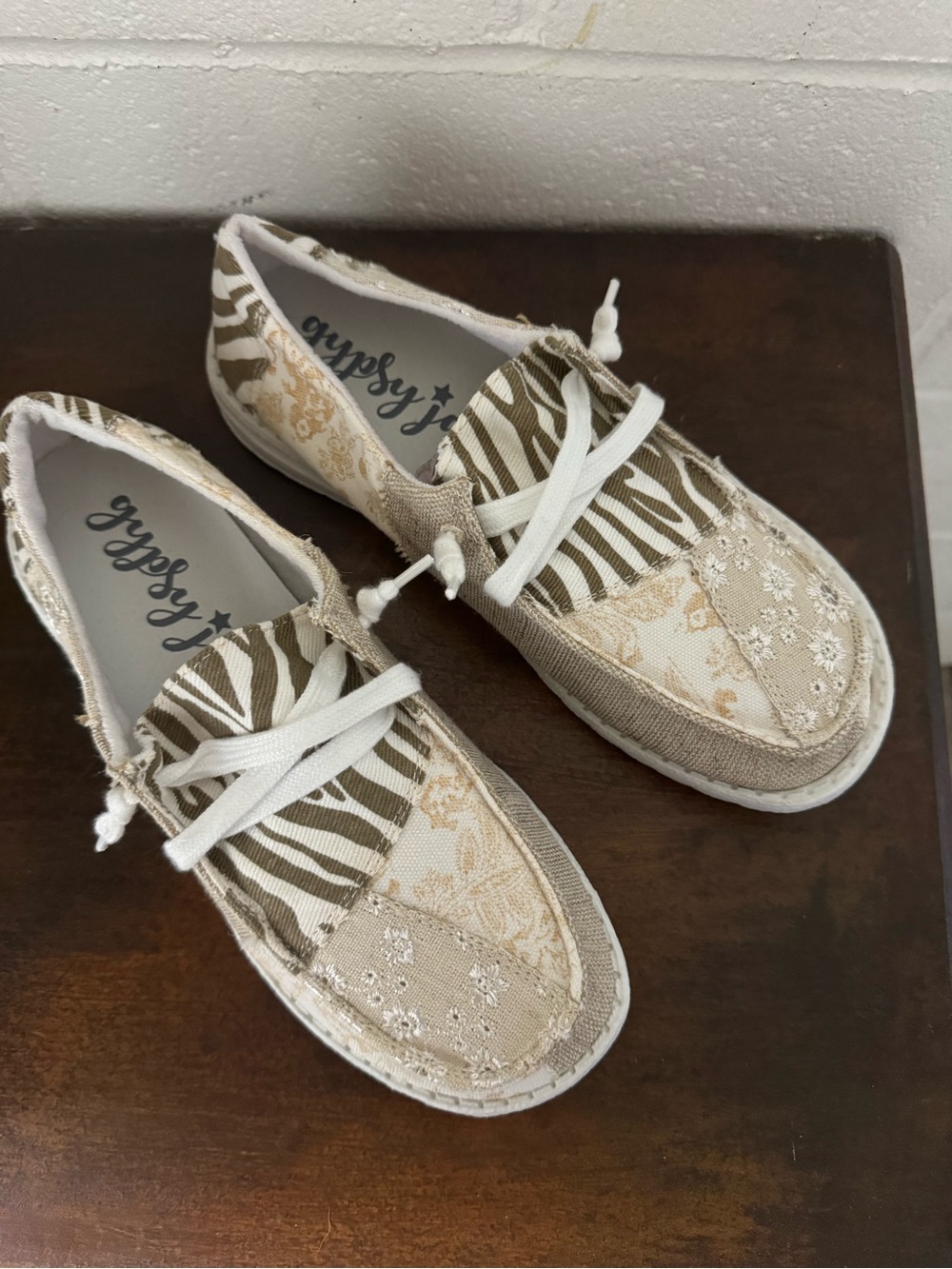 Gypsy Jazz Womens Beige and White Patterned Slip-On Sneakers